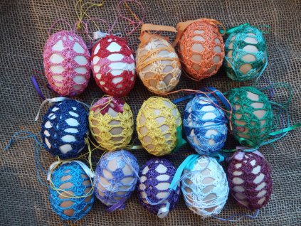 Ručně háčkovaná slepičí vajíčka