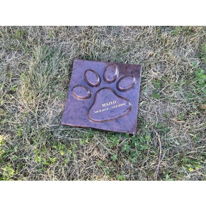 Pomník Tlapka hnedo-čierna s gravírovaním  Cena vrátane gravírovania