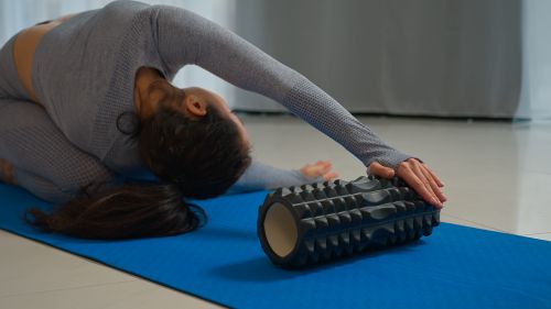 Jak prawidłowo używać wałka do masażu: praktyczny przewodnik dla początkujących
