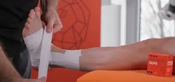 Tejpowanie kostki taśmą mocującą