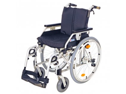 Invalidní vozík s brzdami