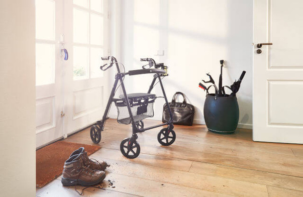 Ako vybrať pomôcku na chodenie pre seniorov?