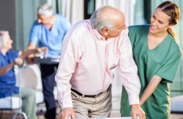 Opatrovanie seniora po mozgovej príhode (+ komunikačná karta na stiahnutie)