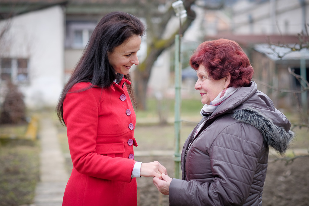 Vnučka Janka vytvára RODINU pre osamelých seniorov