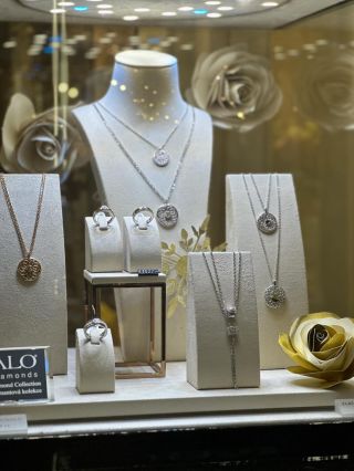 Flowers & Diamonds @alo.diamonds #diamond #investicnisperky #valentyn #lovereels #prague