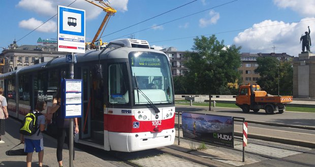 Unikátní tramvaj v Brně pomůže nedoslýchavým: Hlášení jim zesílí přímo do naslouchadla