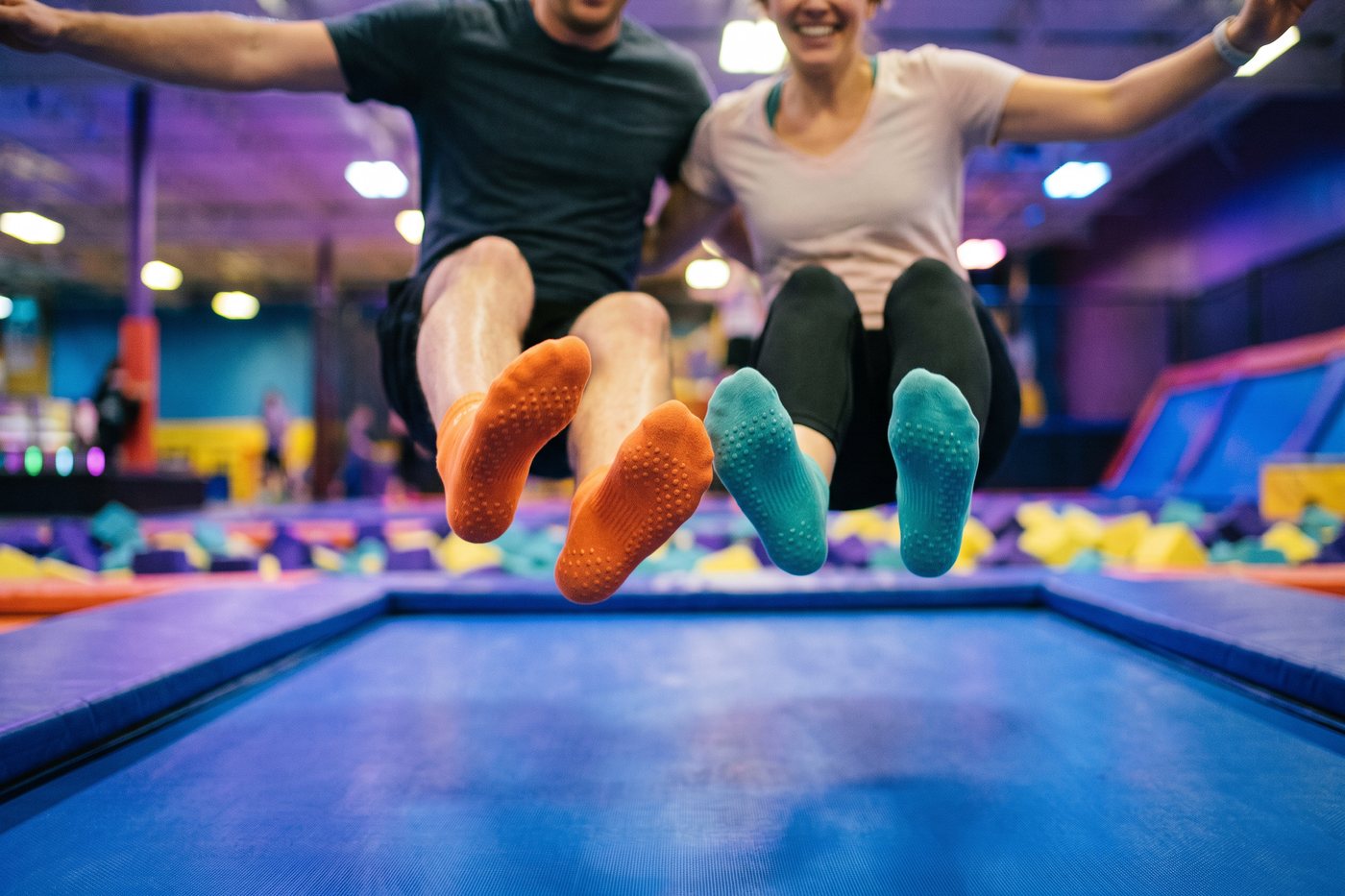 Protiskluzové ponožky pro dospělé: na trampolíny, jógu i doma