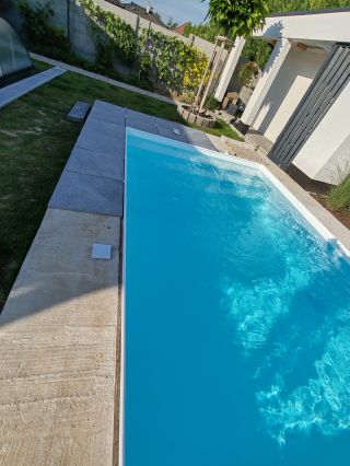 ☀️🏊‍♂️ Twoje prywatne miejsce relaksu w ogrodzie! Nowoczesny basen z eleganckim zadaszeniem to komfort, styl i dluzszy...