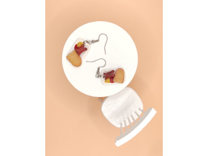 Tácek s buřtem a chlebem