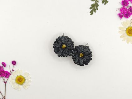 Černá gerbera se zlatým středem