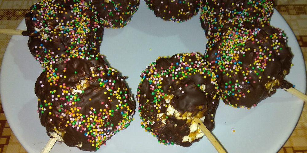 Recept: Čoko-karamelové popcorn kuličky