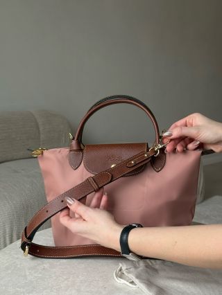 Must-have pro kabelky Longchamp bez popruhů.👜 • v ruce / přes rameno / crossbody • jeden detail = úplně jiný vibe •...