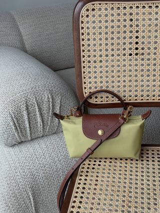 Víme, že je milujete. 🤎 A proto máme dobrou zprávu — naše popruhy pro Longchamp budou brzy znovu skladem. ✨ Už máte svoji...