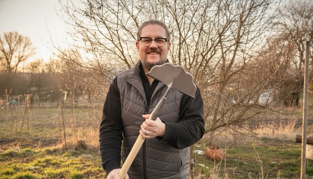 Novinka: kovaný lemovač s vlnitým ostřím a nášlapy