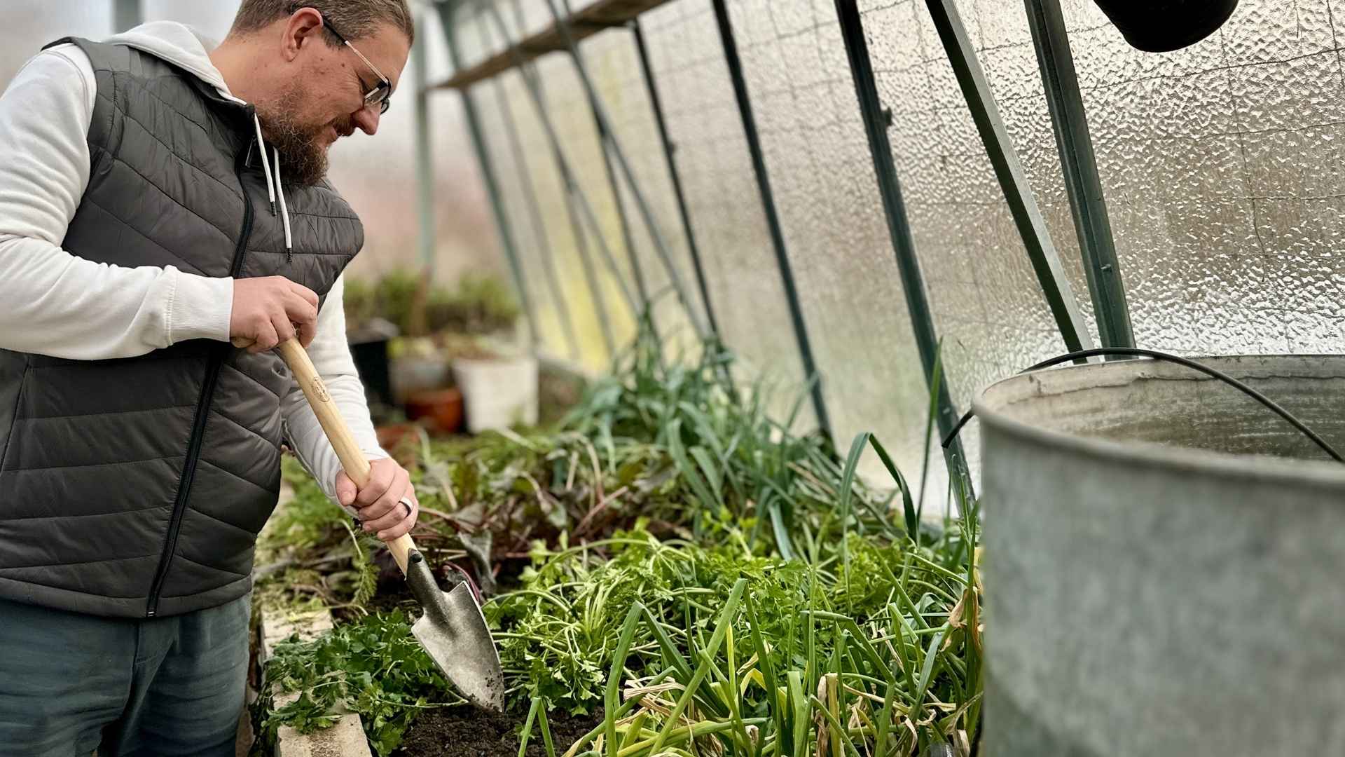10 prací, které byste měli na zahradě udělat v zimě aneb jak se říká: „Není čas, ztrácet čas!“