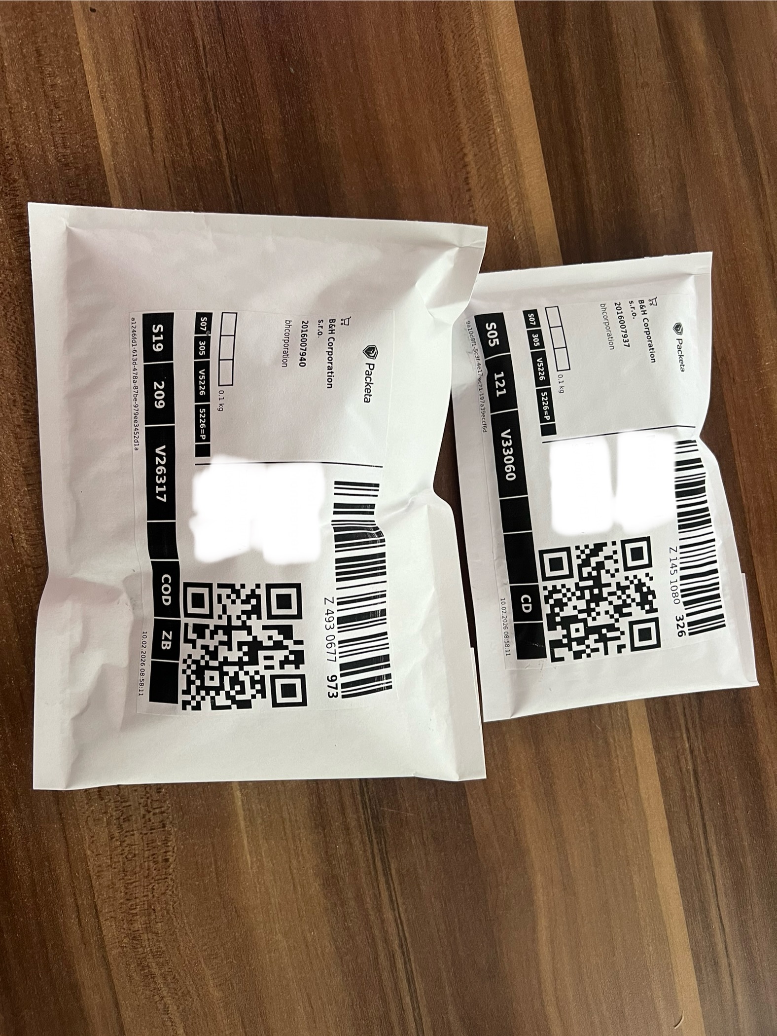 diskrétne balenie tovaru bez názvu e-shopu v bublinkovej obalke