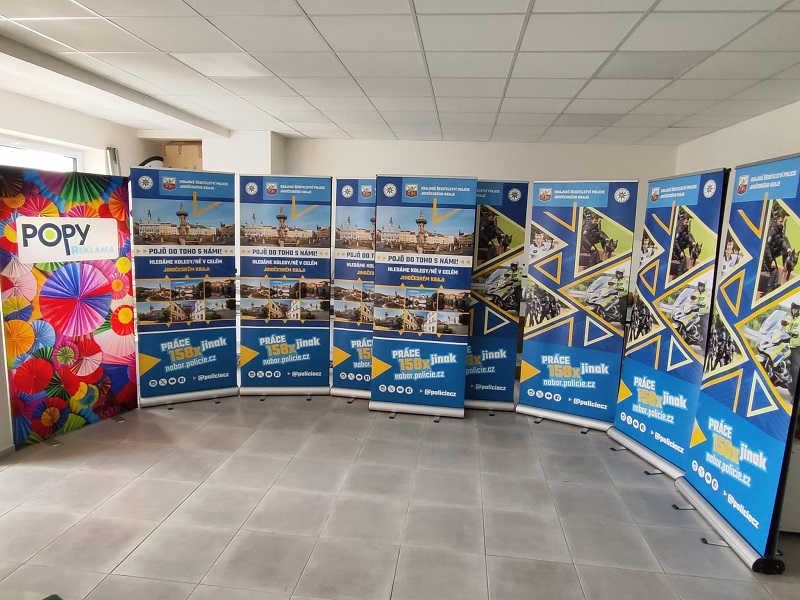 Sestava více roll-up bannerů s jednotným vizuálním stylem – realizace Popy.cz