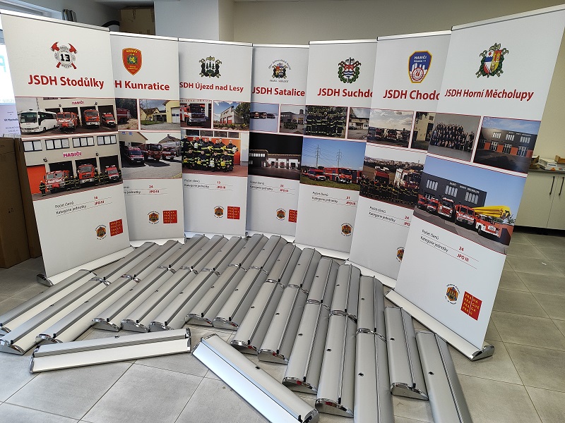 Vyrobené roll-up bannery s odlišnými grafickými motivy – realizace Popy.cz