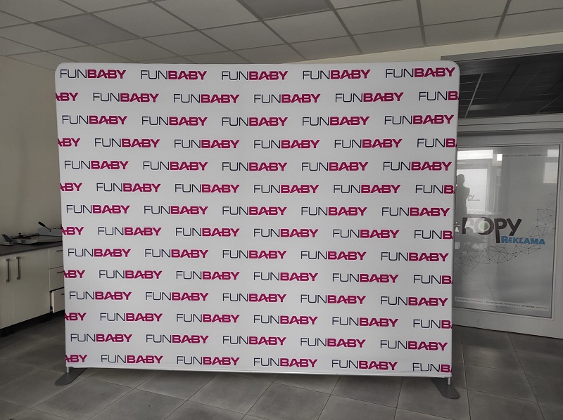 Rovná prezentační stěna s potiskem FUNBABY – realizace Popy.cz