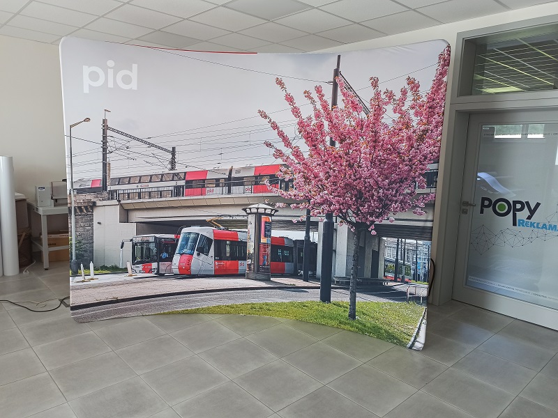 Horizontálně zahnutá prezentační stěna s motivem PID – realizace Popy.cz