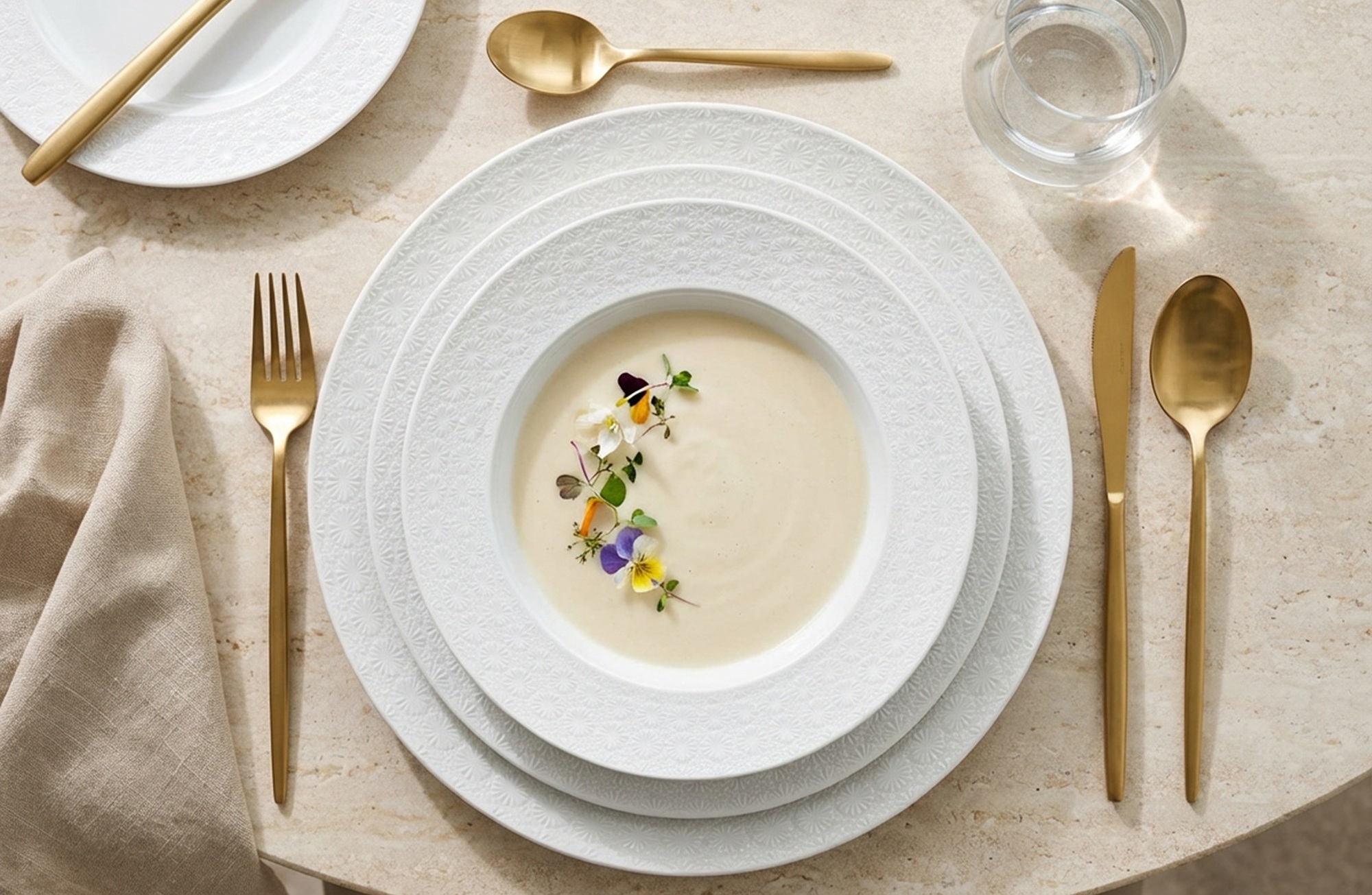 ORIGINÁLNÍ BÍLÝ PORCELÁN: NEGLAZOVANÝ DEKOR A RELIÉF HVĚZDIČEK