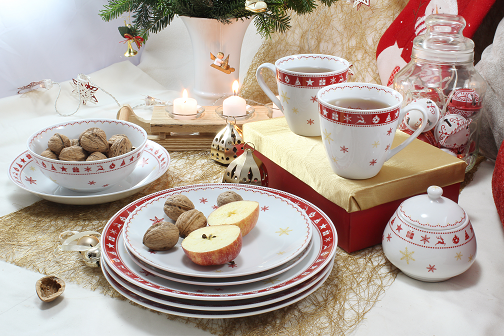 VYTVÁŘENÍ VÁNOČNÍCH TRADIC S PORCELÁNEM – PROPOJENÍ PORCELÁNOVÉHO NÁDOBÍ S RODINNÝMI RITUÁLY