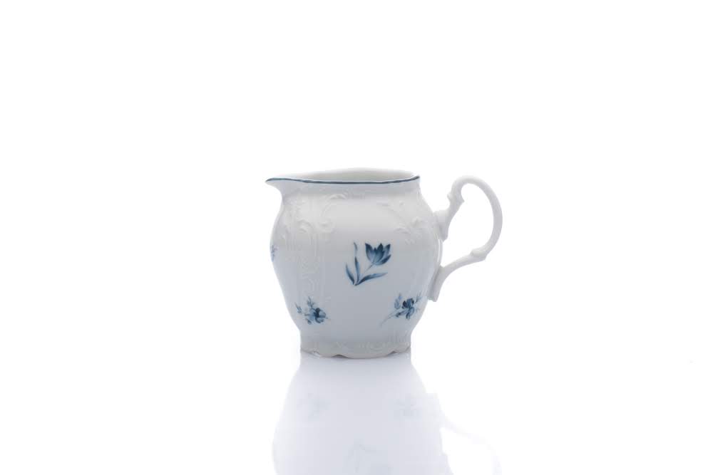 Thun 1794 Mlékovka, český porcelán, Bernadotte, 250 ml, modré růžičky, Thun