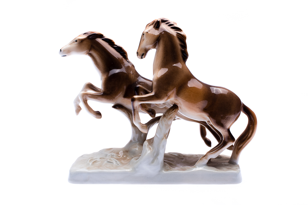Běžící koně, český porcelán, délka 19 cm, Royal Dux Bohemia