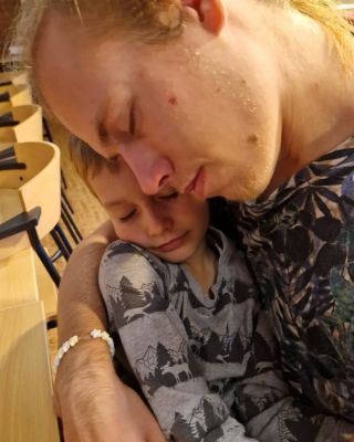 Takhle vypadá 13 let rozdíl. 💕 Když máš o tolik staršího bráchu, získáš do života dalšího ochránce. A když máš o tolik...