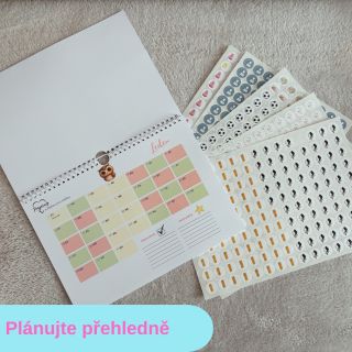 Rodinný plánovač se samolepkami pro přehledné plánování celé rodiny. #porperiny #planovani #rodina #rodinnyplanovac
