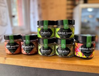 Další novinka! 🌱 Zkoušíme tyto výborný pesta od Statek - Hradecké delikatesy. Máme na výběr různé příchutě, přijďte najít...