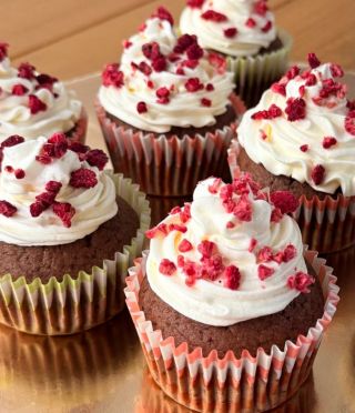 Stavte se na kakaové muffinky s vanilkovým krémem 🤤 jsou výborné! #kavarnapraha #kamvpraze