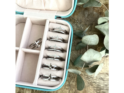 ocelový prsten, kříž