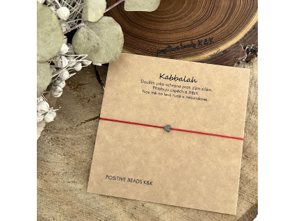 červený náramek pro štěstí