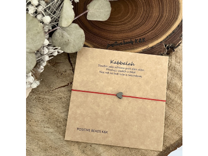 červený náramek pro štěstí