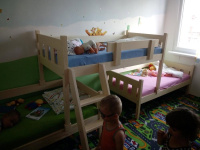 Posuvná palanda pro 3 děti se schody u zákazníka
