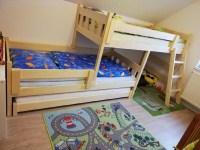 Posuvná palanda s přistýlkou a zábranou u zákazníka v pokoji
