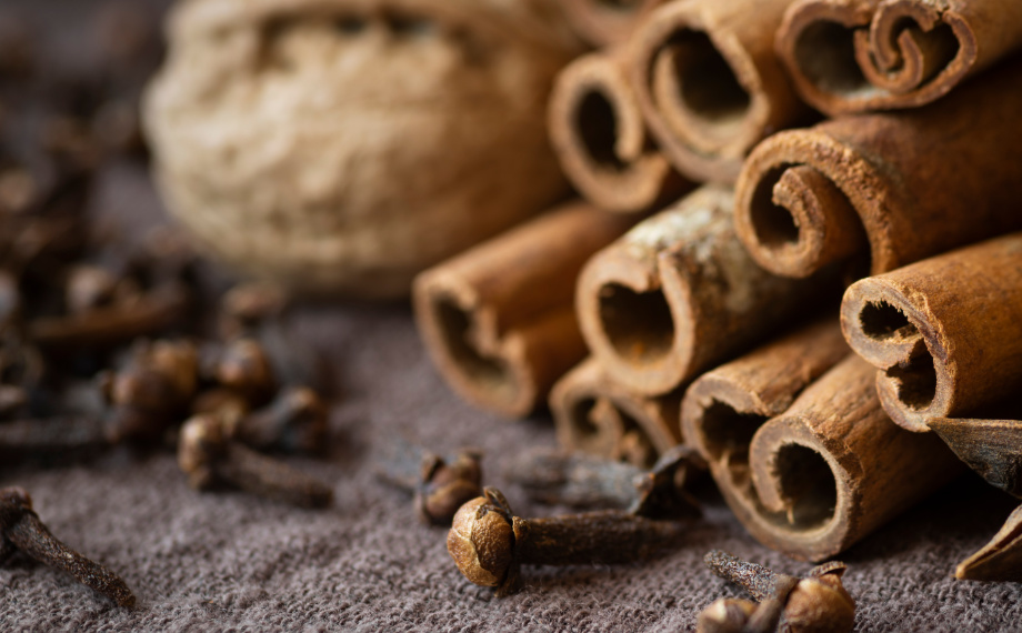 Skořice a hřebíček na plíseň: Přírodní ochrana rostlin