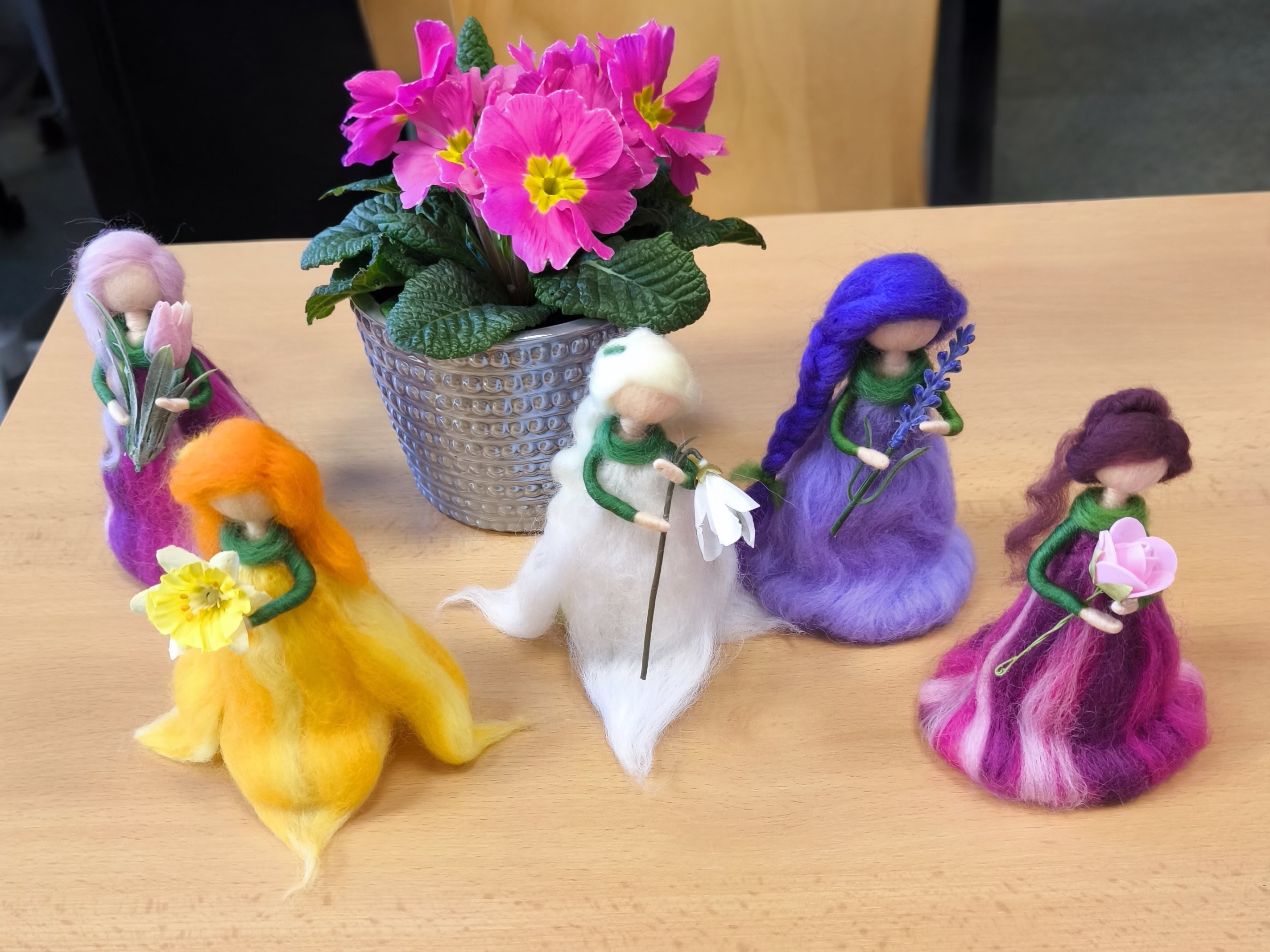 Kurzy plstění - Květinové panenky na postavení