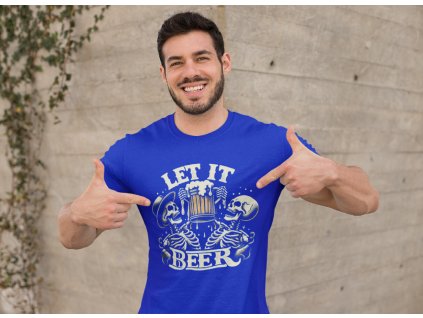 mockup of a muscular man pointing at his t shirt 28519(3)