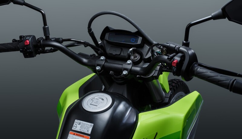 CFMOTO 250 DUAL - Nabíjení po ruce