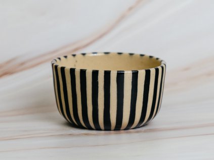cerny_pruhovany_hrnek