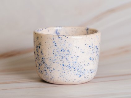 malovaný hrnek svetly s modrymi cakanci