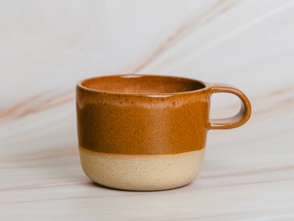 hnedy keramicky hrnek s uchem