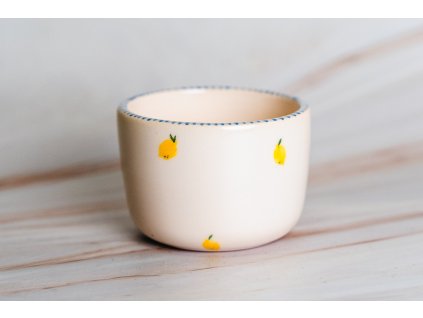 hrneček s namalovanými citrony