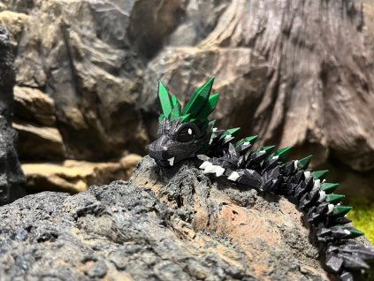 Černý dráček posetý smaragdovými krystalky 16 cm