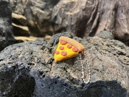 Pizza se sýrem a salámem přívěšek 4 cm