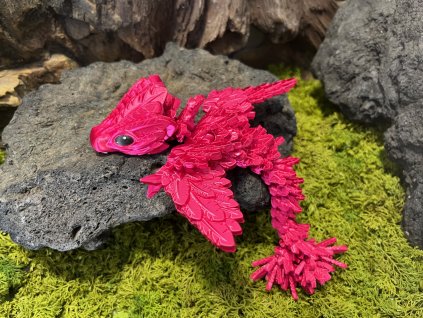 Peříčkový dráček sytě růžový lesklý délka 26 cm 3D tisk