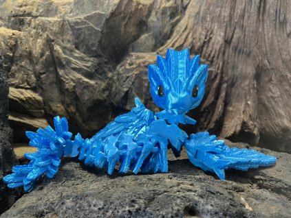 Peříčkový dráček nebesky modrý lesklý délka 26 cm 3D tisk