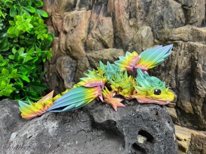 Růžičkový dráček s křídly mládě duhové 30 cm 3D tisk